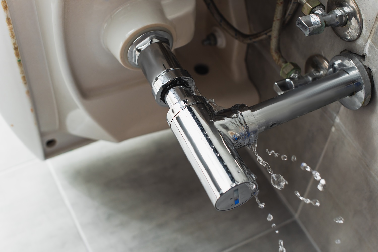 emergency plumbing for leaking pipe